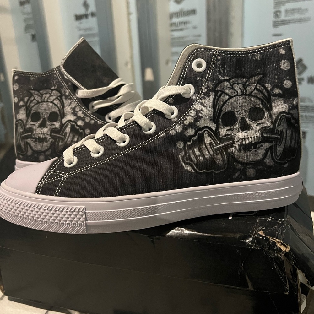 Women’s RAAD lifting sneakers.